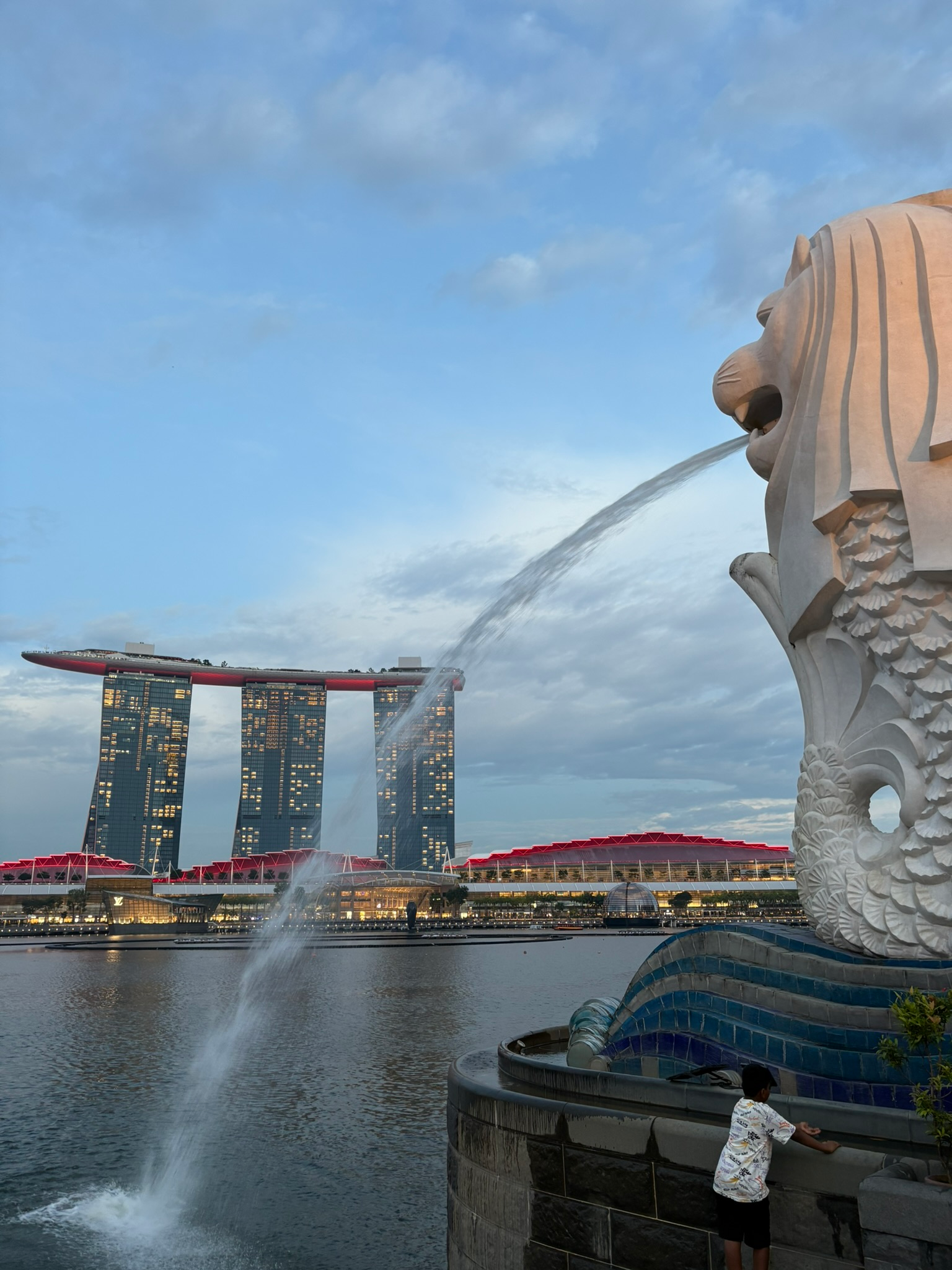 Singapore merlion fountain with Marina Bay Sands Hotel